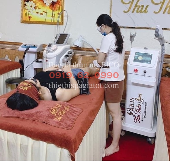 Máy triệt lông sophia được kỹ thuật viên spa sử dụng triệt lông chân cho khách